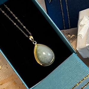 14K Gold Teardrop Jade Cabochon 
Pendant Necklace